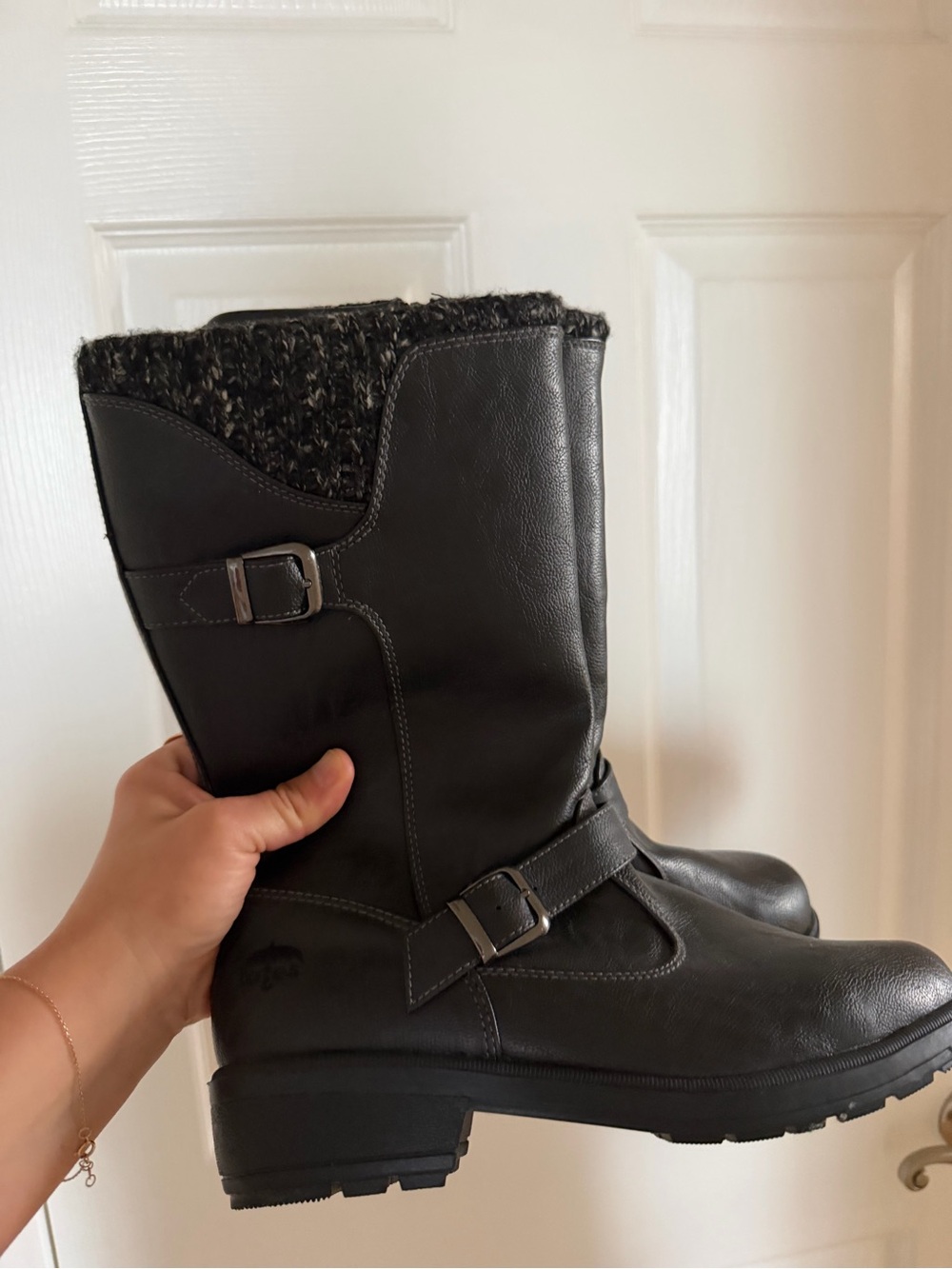 Women’s black totes boots 8